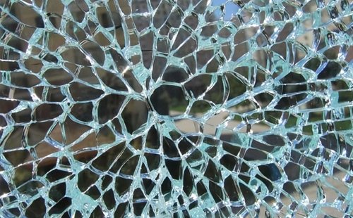 The reason and identification method of self - explosion of tempered glass